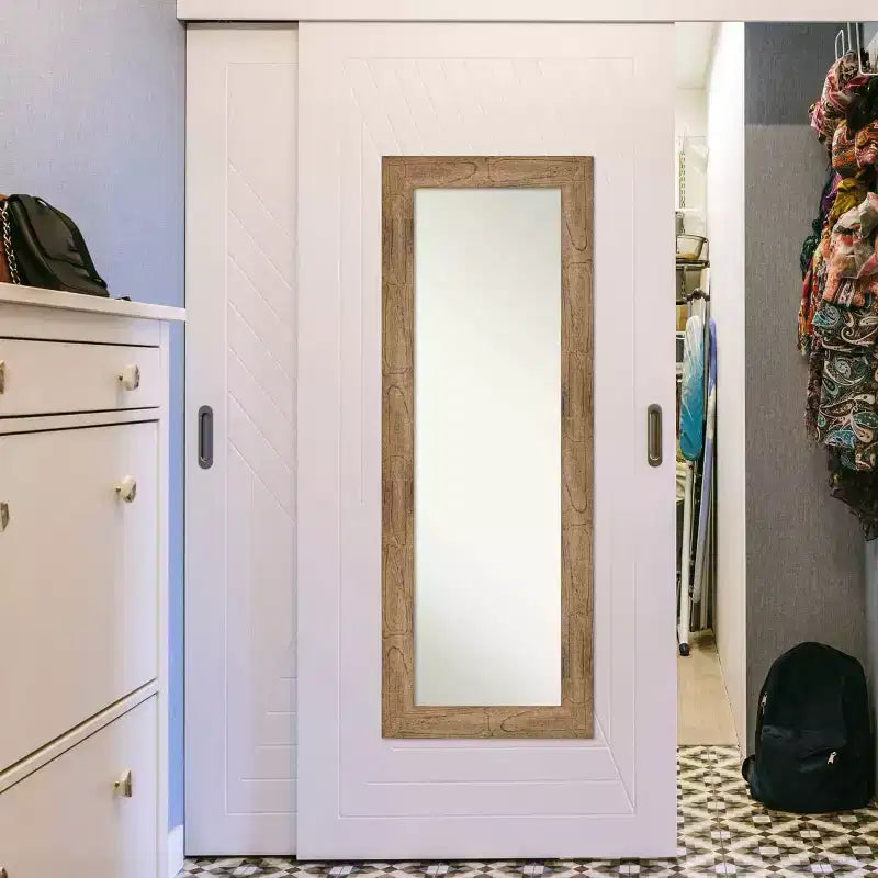 Specchio da porta in legno marrone a forma di gufo non smussato, 20" x 54"