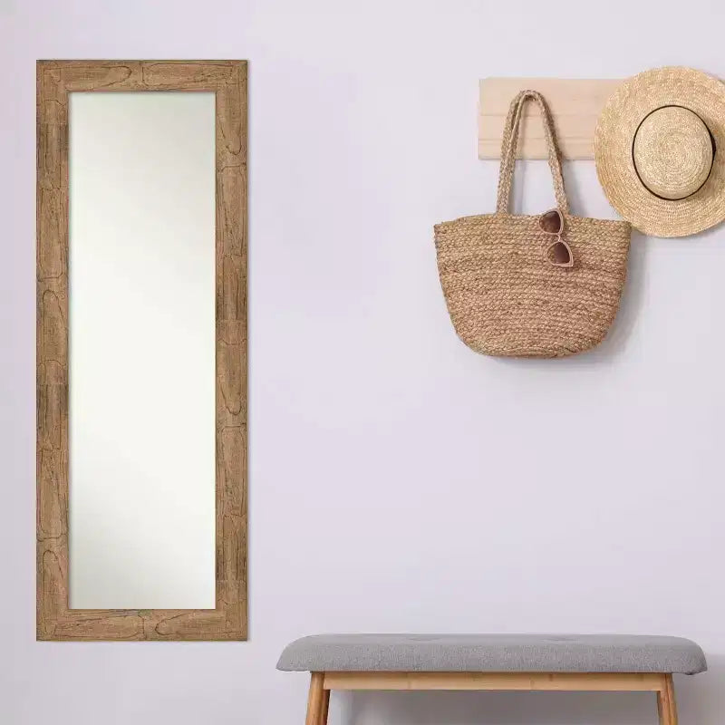 Specchio da porta in legno marrone a forma di gufo non smussato, 20" x 54"