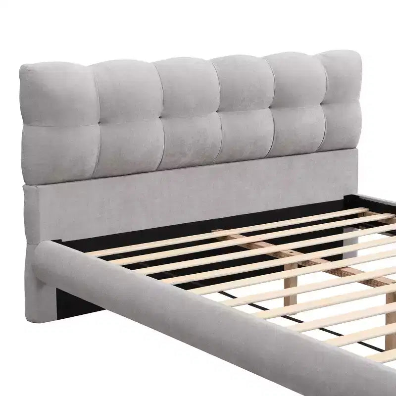 Letto a piattaforma moderno rivestito in ciniglia con struttura e testiera in legno di caucciù