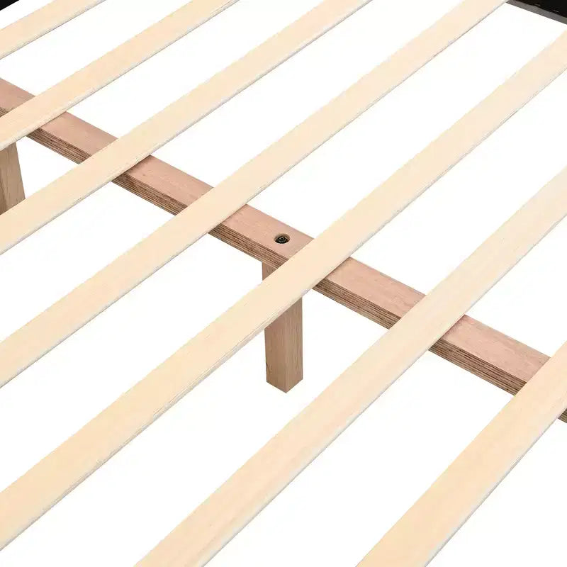 Letto a piattaforma moderno rivestito in ciniglia con struttura e testiera in legno di caucciù