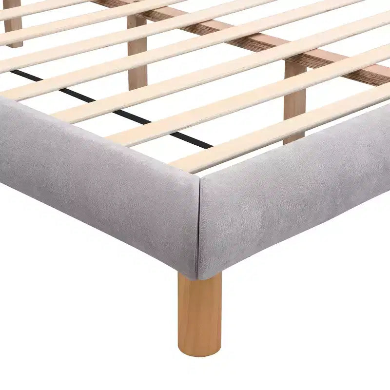 Letto a piattaforma moderno rivestito in ciniglia con struttura e testiera in legno di caucciù