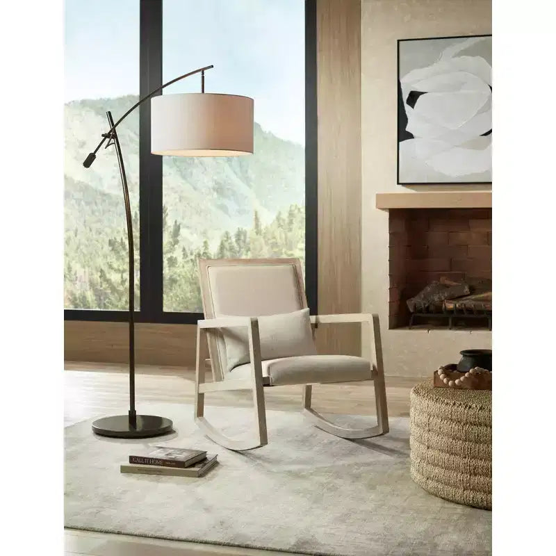 Sedia a dondolo moderna in crema chiaro e legno lavato
