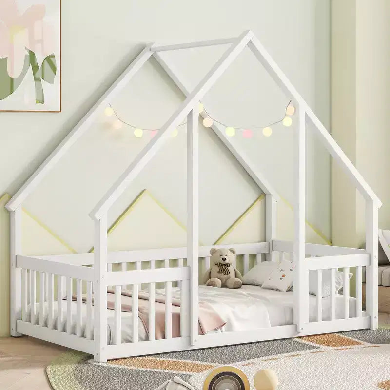 Letto a pavimento moderno a forma di casetta in legno con recinzione e sponde di protezione