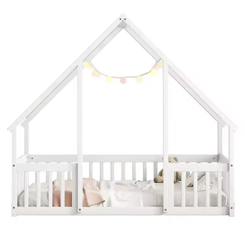 Letto a pavimento moderno a forma di casetta in legno con recinzione e sponde di protezione