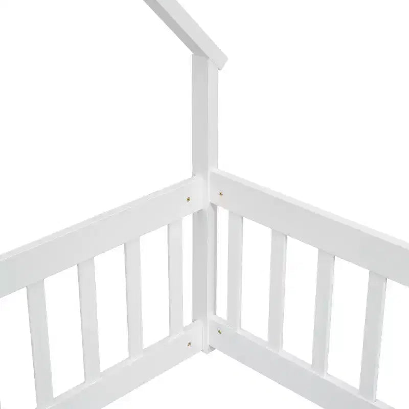Letto a pavimento moderno a forma di casetta in legno con recinzione e sponde di protezione