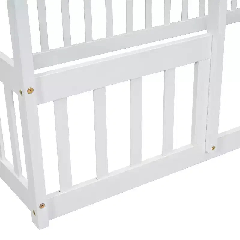 Letto a pavimento moderno a forma di casetta in legno con recinzione e sponde di protezione