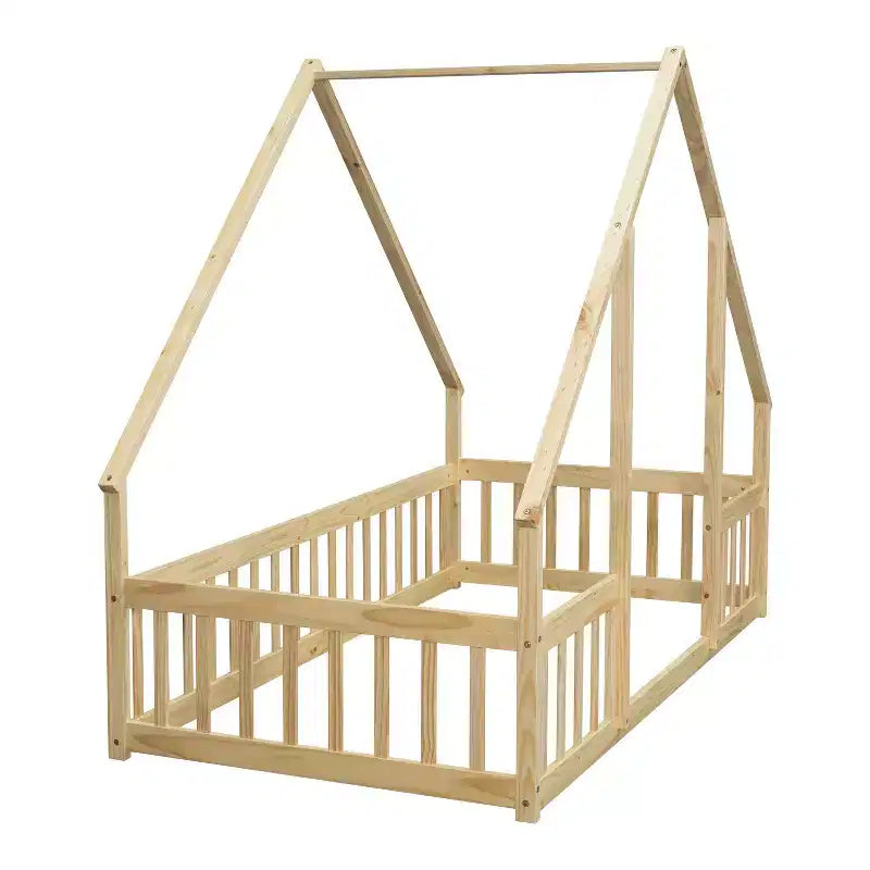 Letto a pavimento moderno a forma di casetta in legno con recinzione e sponde di protezione
