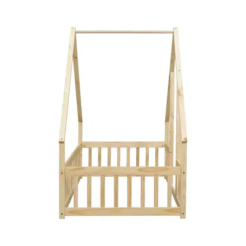 Letto a pavimento moderno a forma di casetta in legno con recinzione e sponde di protezione
