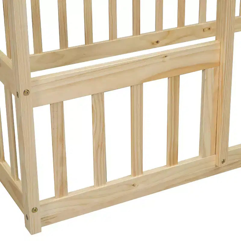 Letto a pavimento moderno a forma di casetta in legno con recinzione e sponde di protezione