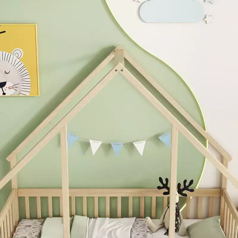 Letto a pavimento moderno a forma di casetta in legno con recinzione e sponde di protezione