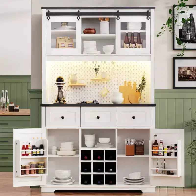 Dispensa da 71 pollici da fattoria con mobile bar e scaffale, credenza rustica da cucina per caffè con vetrina, porta scorrevole, presa di corrente, pannello forato, 3 cassetti, bianco