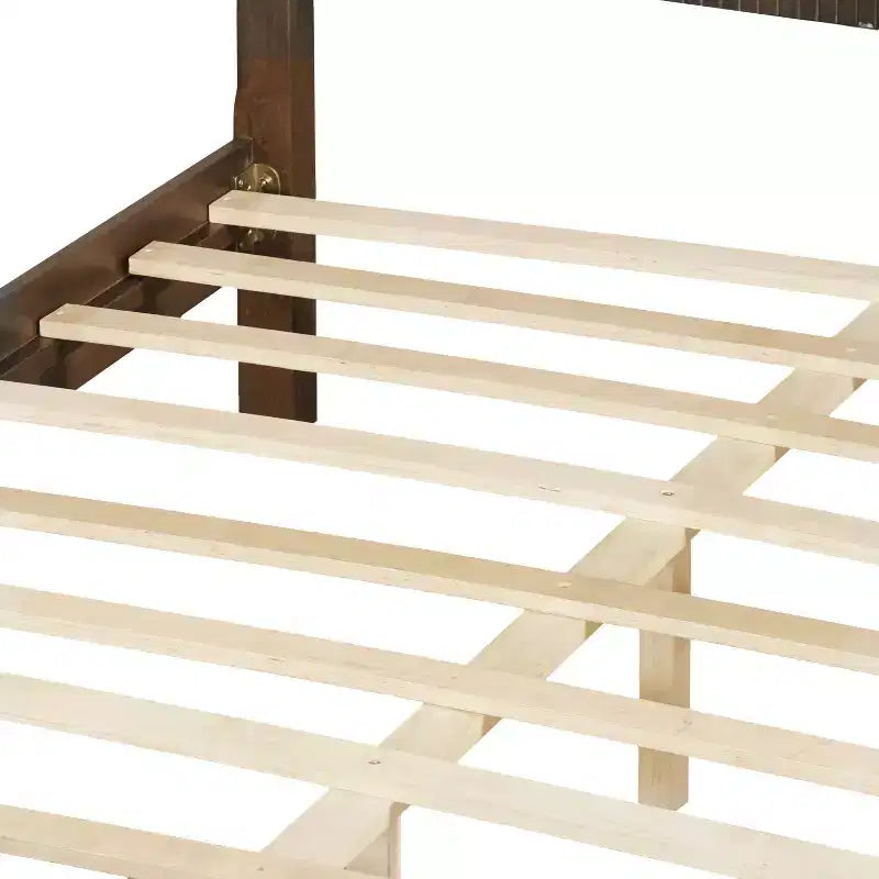 Struttura Letto a Piattaforma Queen/King Size con Testiera e Pediera, Pannelli Scanalati, Noce/Bianco