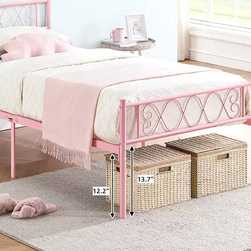Struttura letto matrimoniale in metallo, con testiera e pediera, design classico in ferro battuto