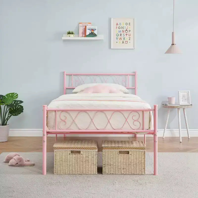 Struttura letto matrimoniale in metallo, con testiera e pediera, design classico in ferro battuto