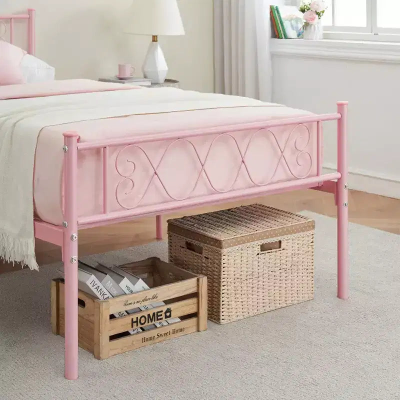 Struttura letto matrimoniale in metallo, con testiera e pediera, design classico in ferro battuto