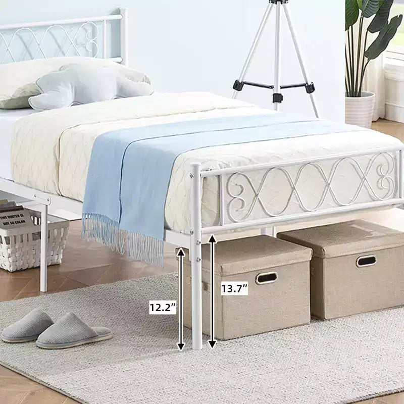 Struttura letto matrimoniale in metallo, con testiera e pediera, design classico in ferro battuto
