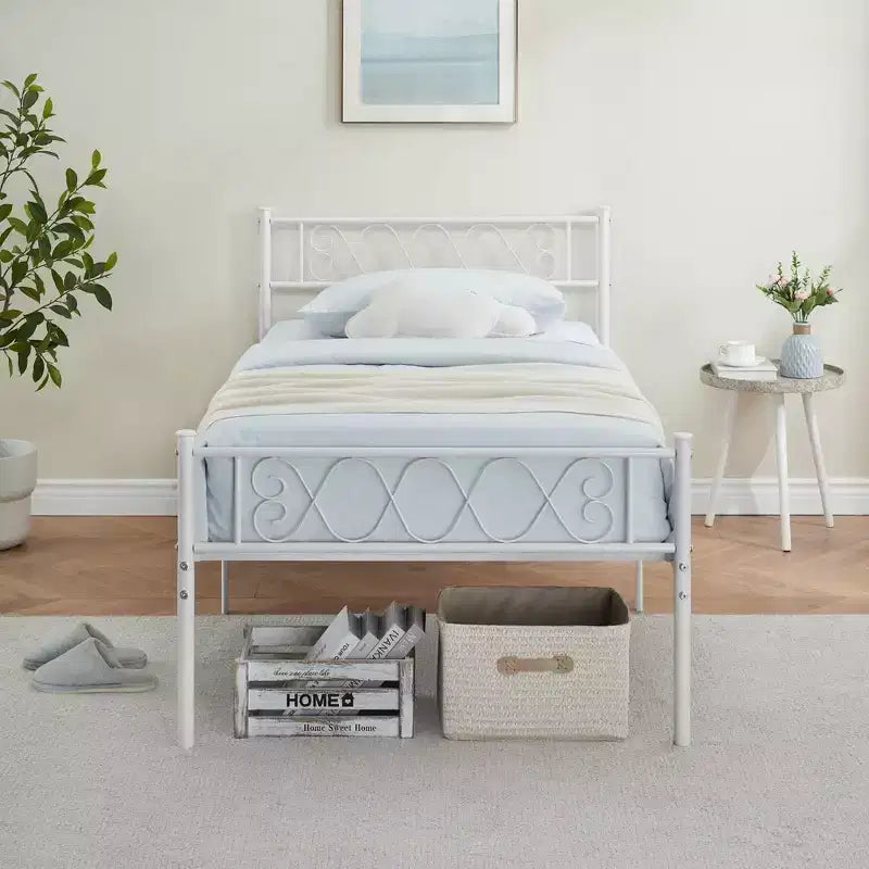 Struttura letto matrimoniale in metallo, con testiera e pediera, design classico in ferro battuto