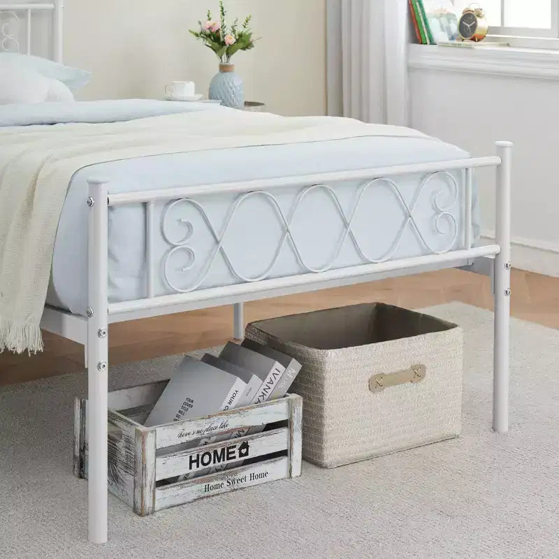 Struttura letto matrimoniale in metallo, con testiera e pediera, design classico in ferro battuto