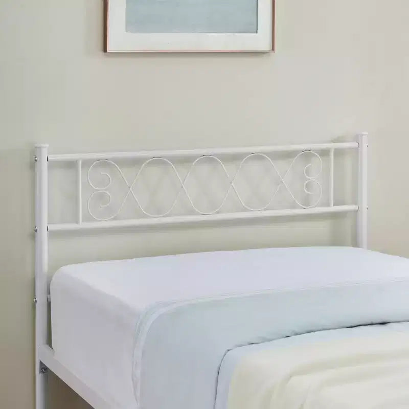 Struttura letto matrimoniale in metallo, con testiera e pediera, design classico in ferro battuto