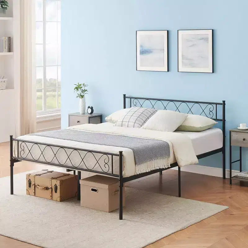 Struttura letto matrimoniale in metallo, con testiera e pediera, design classico in ferro battuto