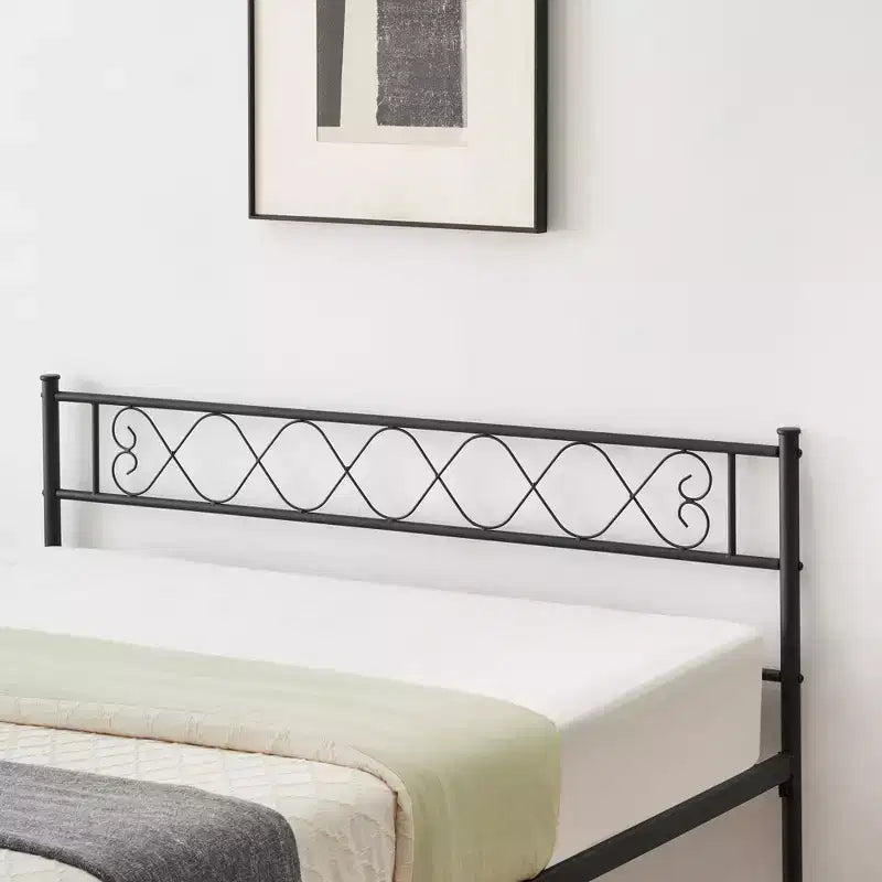 Struttura letto matrimoniale in metallo, con testiera e pediera, design classico in ferro battuto