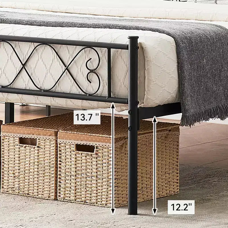 Struttura letto matrimoniale in metallo, con testiera e pediera, design classico in ferro battuto