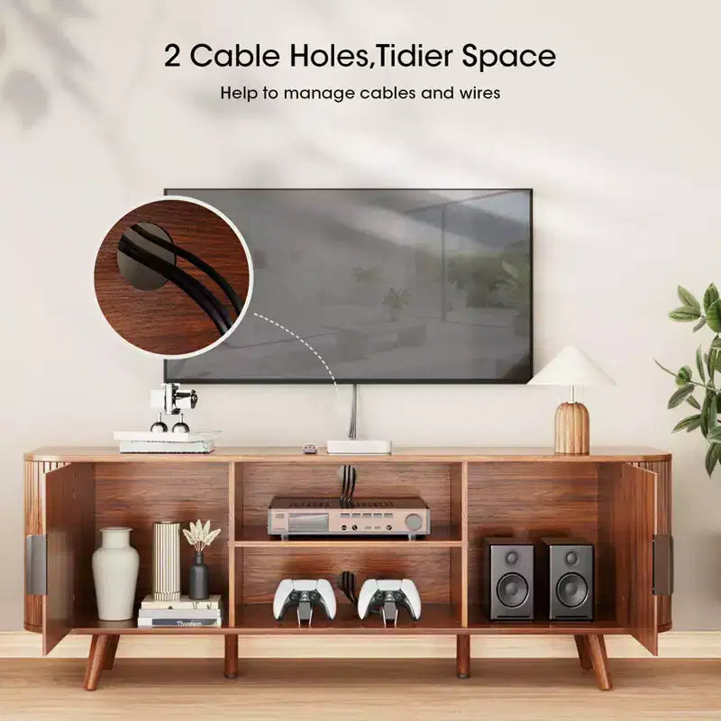 Mobile TV con Bordo Curvo Finitura Noce, Consolle Multimediale per TV da 65 Pollici, Credenza Moderna con Ante Scanalate e Contenitore, Mobile Soggiorno Mid-Century