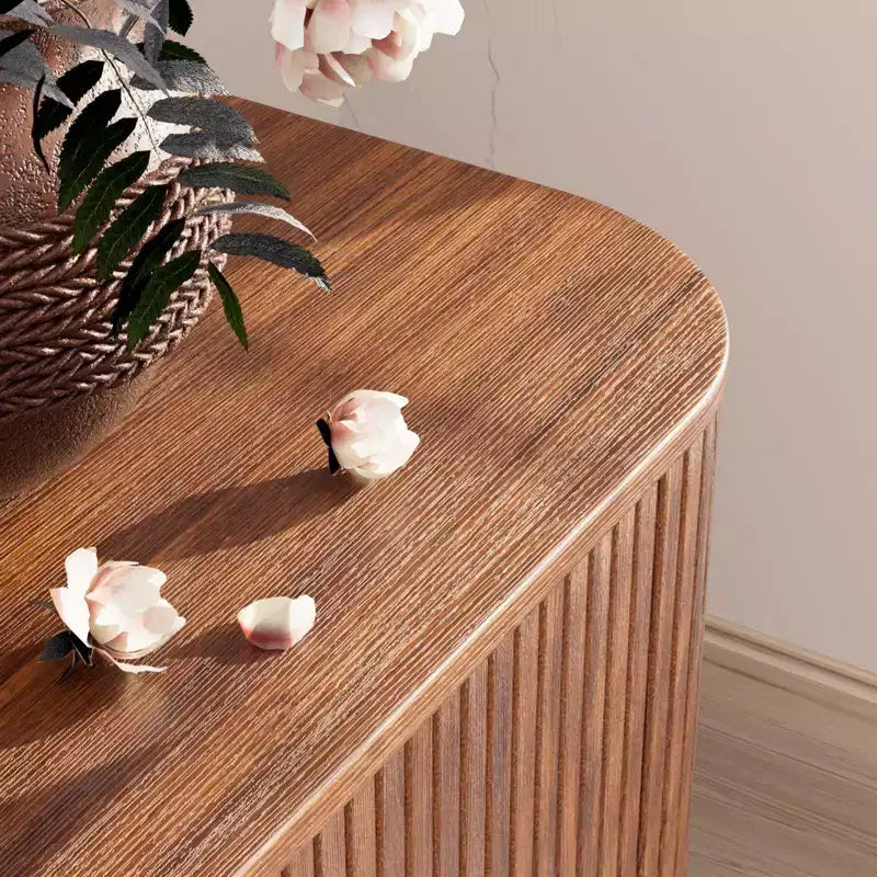 Mobile TV con Bordo Curvo Finitura Noce, Consolle Multimediale per TV da 65 Pollici, Credenza Moderna con Ante Scanalate e Contenitore, Mobile Soggiorno Mid-Century