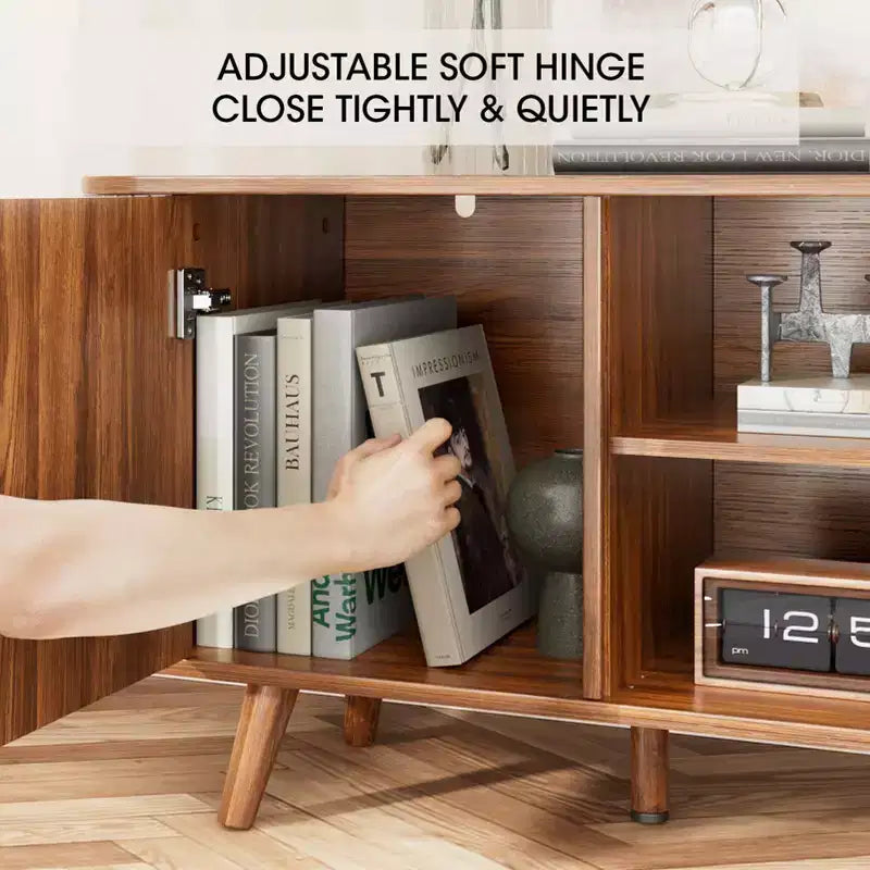 Mobile TV con Bordo Curvo Finitura Noce, Consolle Multimediale per TV da 65 Pollici, Credenza Moderna con Ante Scanalate e Contenitore, Mobile Soggiorno Mid-Century