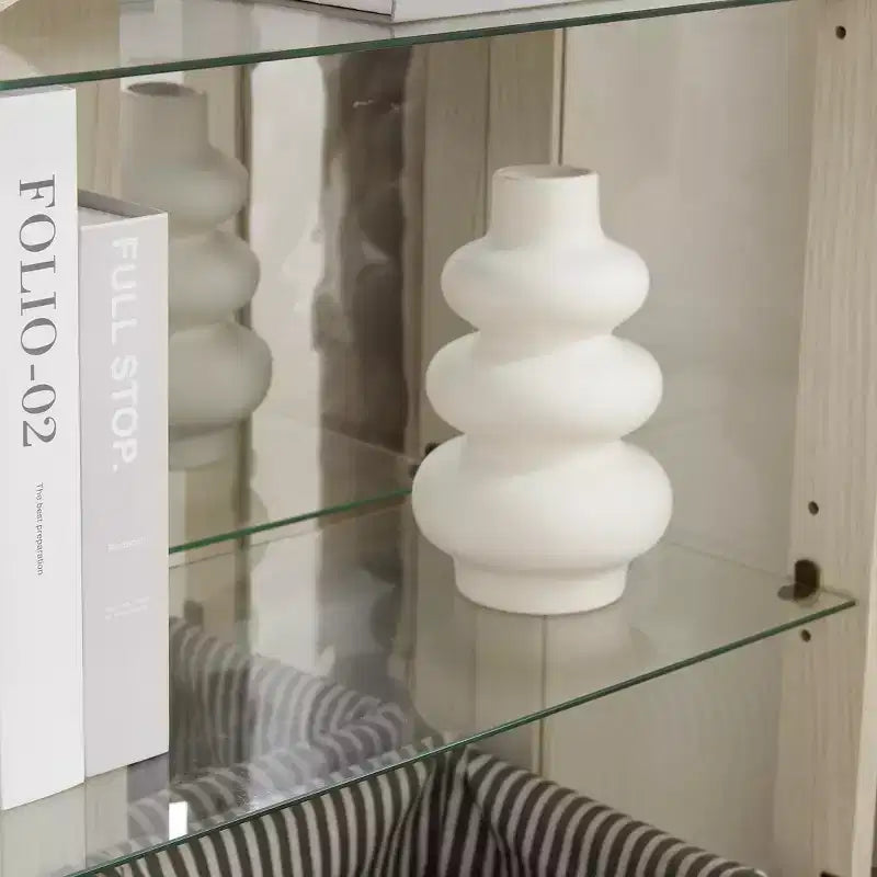 Vetrina espositiva con luce, ripiani regolabili, cassetto vintage e maniglie intagliate per un'esposizione sofisticata