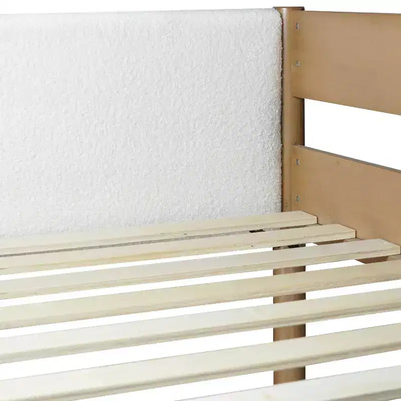 Letto a soppalco singolo con scrivania, testiera e pediera imbottite in Teddy Bouclé, struttura in legno di Hevea, scaletta e sponde di sicurezza, naturale