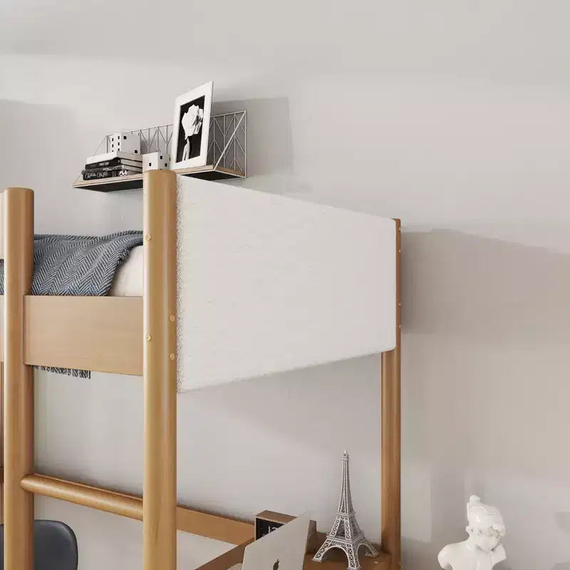Letto a soppalco singolo con scrivania, testiera e pediera imbottite in Teddy Bouclé, struttura in legno di Hevea, scaletta e sponde di sicurezza, naturale